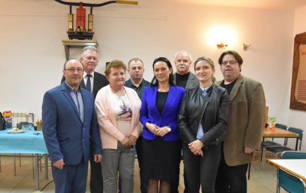Wójt Sylwia Cieślar, przewodniczący rady Karol Lipowczan, dziegielwoscy radni – Dorota Skark-Pieprzka i Janusz Kożdoń, sołtys i nowa rada sołecka